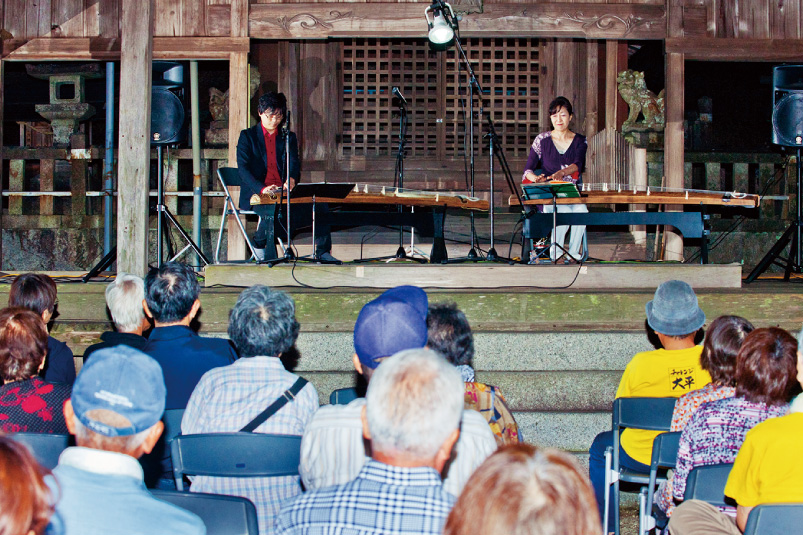 白山神社の農村舞台で行われたコンサート