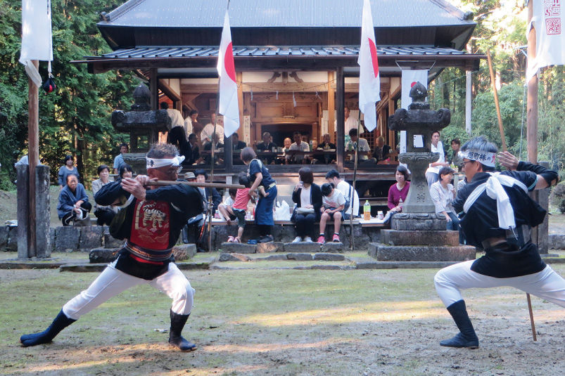 10月神明神社の例大祭には、無形民俗文化財棒の手（見当流）演技が奉納される。伝承のため集落外の参加者歓迎